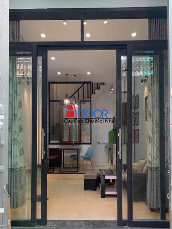 Màu đen không chỉ tạo cảm giác sang trọng, bí ẩn mà còn giúp cửa nổi bật