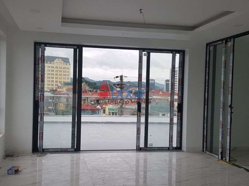 Cửa được sản xuất từ vật liệu nhôm cao cấp, đảm bảo không cong vênh, mối mọt