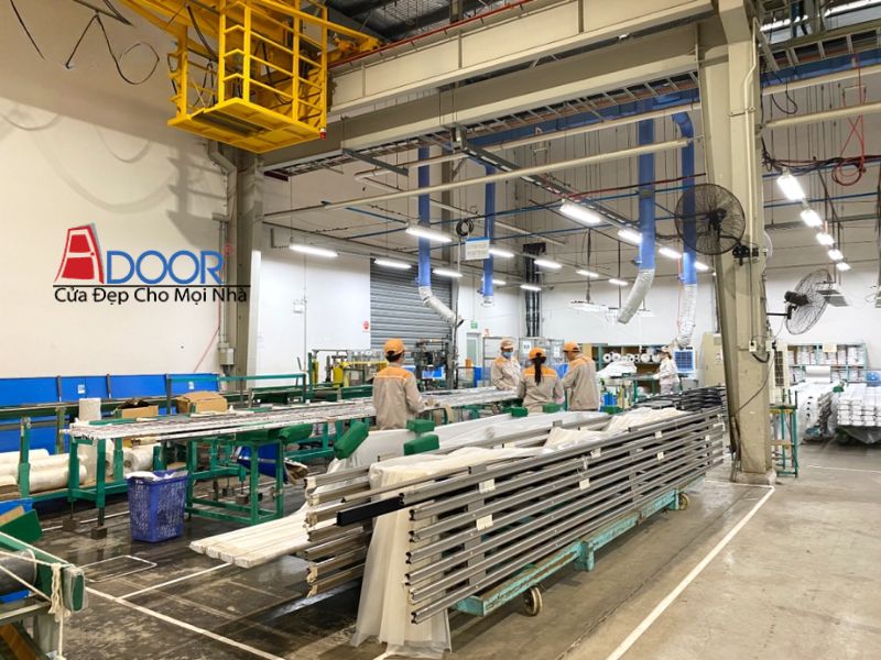 Xưởng sản xuất hiện đại của Adoor với dây chuyền gia công cửa Maxpro hiện đại