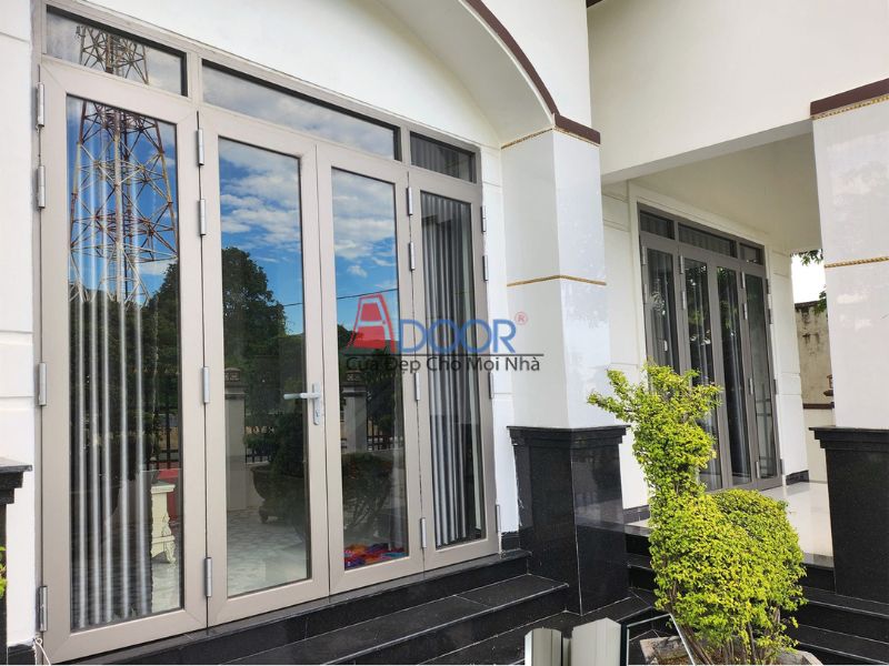 Cửa mở quay khung Maxpro nổi bật với kính phản quang và tay nắm sang trọng