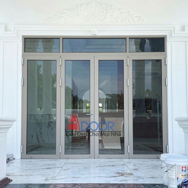Cửa đi mở quay Maxpro tạo không gian thông thoáng và tiện lợi cho việc di chuyển