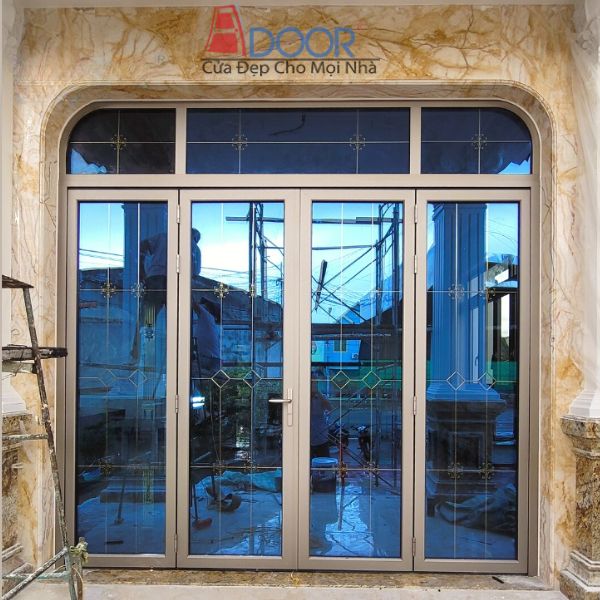 Mẫu cửa đi mở quay Maxpro lắp đặt tại lối vào chính của một biệt thự, tạo vẻ sang trọng và chắc chắn