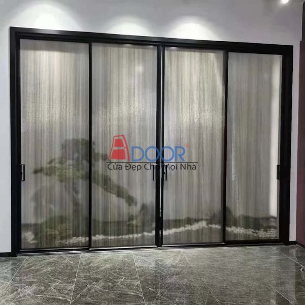 Cửa slim Adoor được lắp đặt trong phòng khách nhà phố Cần Thơ
