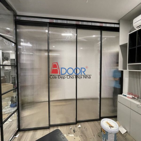 Cửa nhôm slim mở trượt Adoor đang được sử dụng, thể hiện khả năng tiết kiệm không gian