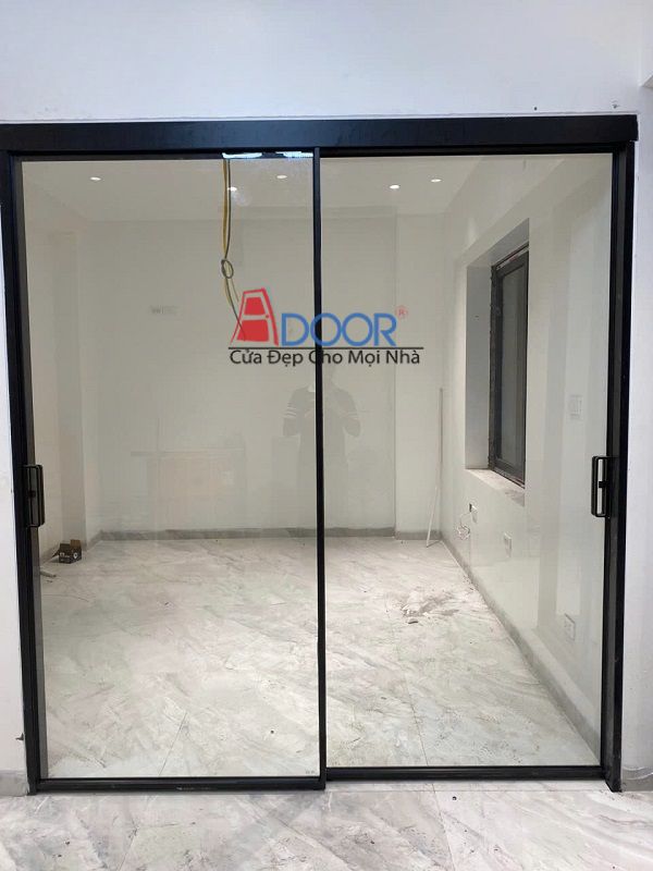 Mẫu cửa đi slim mở lùa Adoor với khung nhôm mảnh, giúp tối ưu diện tích sử dụng