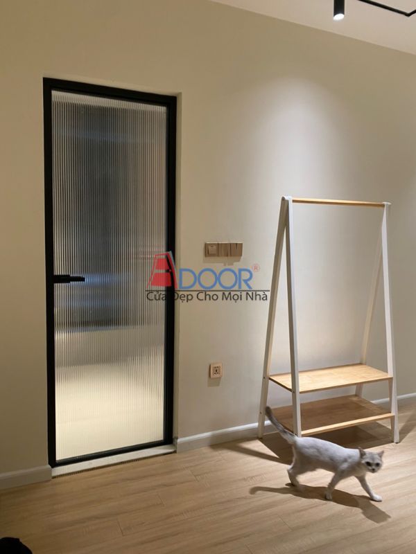 Cửa nhôm slim mở quay Adoor tại một biệt thự, làm nổi bật sự sang trọng và hiện đại của công trình