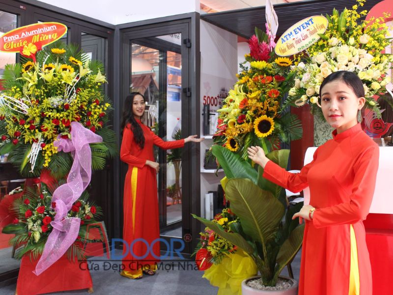 Gian hàng trưng bày cửa nhôm slim Adoor tại một hội chợ kiến trúc, thu hút sự quan tâm của nhiều khách tham quan
