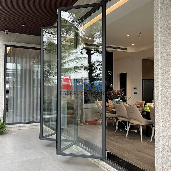 Cửa xếp trượt nối liền không gian trong nhà và sân vườn
