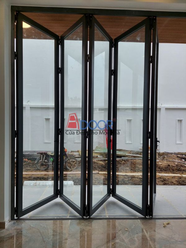 Cửa nhôm slim xếp trượt Adoor đang được mở, tạo một lối đi rộng rãi