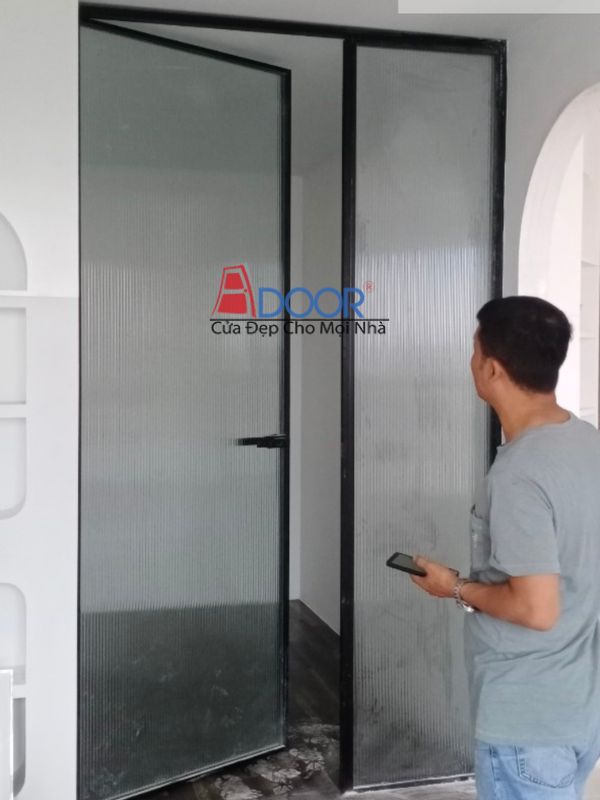 Cửa nhôm slim mở quay với thiết kế tinh tế, sang trọng, thường dùng cho cửa đi chính