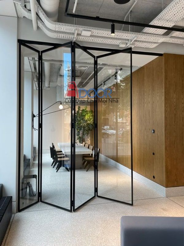 Hình ảnh một bộ cửa nhôm slim xếp trượt đang mở, tạo ra không gian rộng rãi và thoáng đãng
