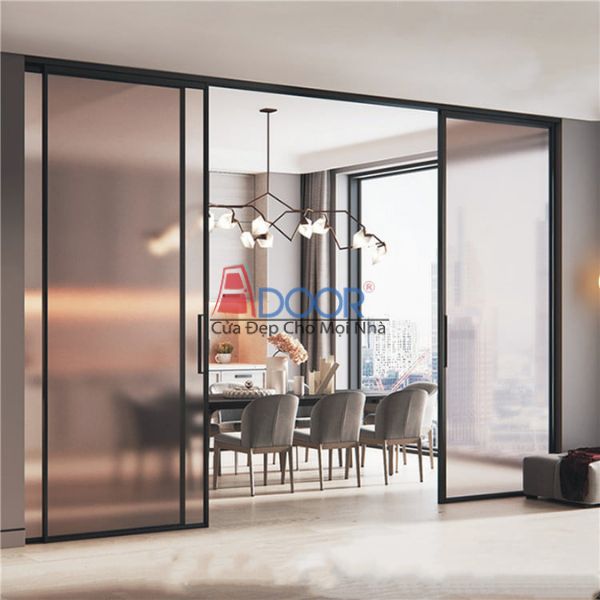 Hệ nhôm sơn tĩnh điện và kính dán an toàn giúp cửa slim Adoor chống tốt