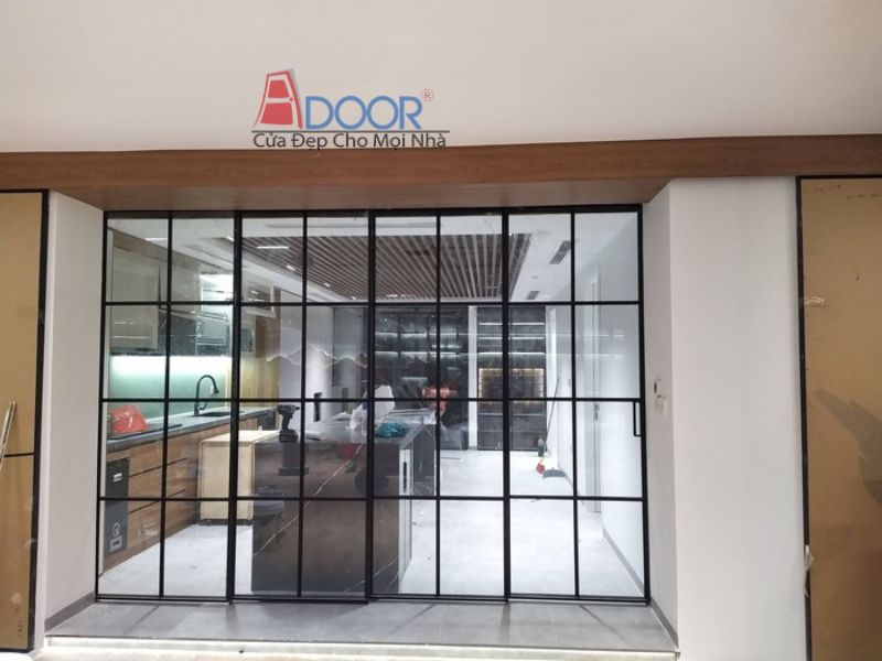 Mẫu cửa chia ô tạo điểm nhấn cổ điển pha lẫn hiện đại, phù hợp villa ven biển hoặc nhà phố
