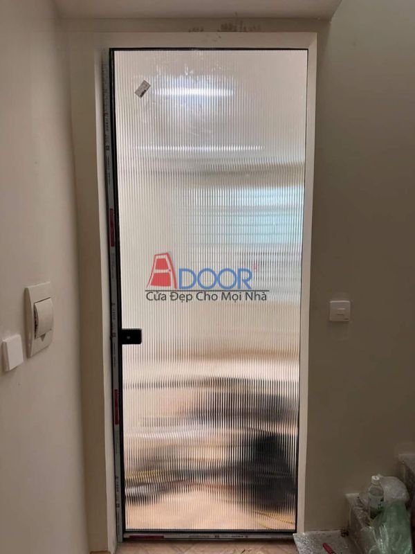 Cửa Slim mở quay Adoor với bản lề chắc chắn, vận hành nhẹ nhàng