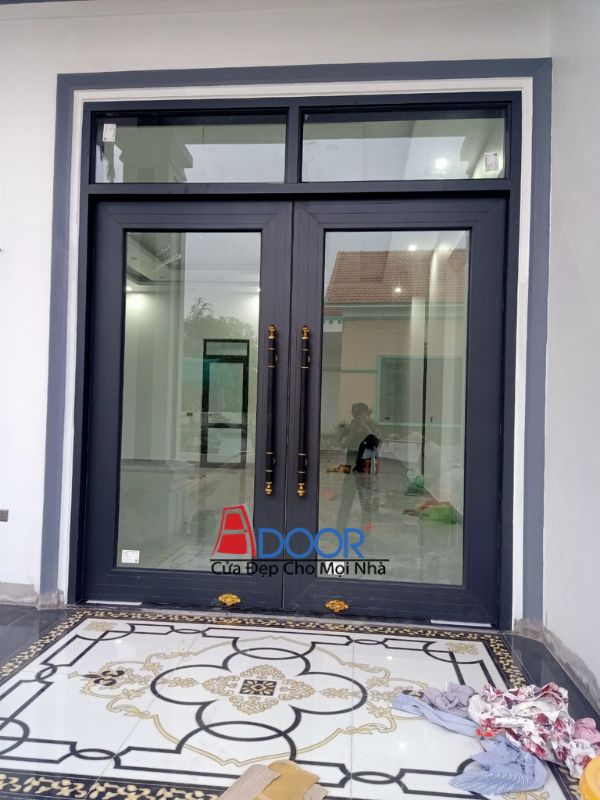 Cửa màu ghi xám mang lại vẻ đẹp cân bằng giữa tính sang trọng và sự tối giản