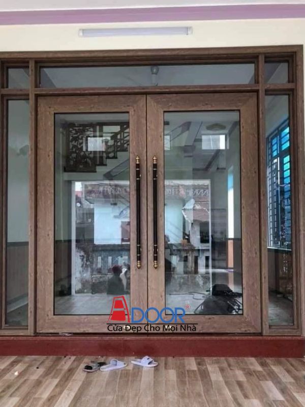 Cửa thủy lực kính cường lực trong suốt tối ưu hóa ánh sáng tự nhiên và tạo cảm giác không gian mở