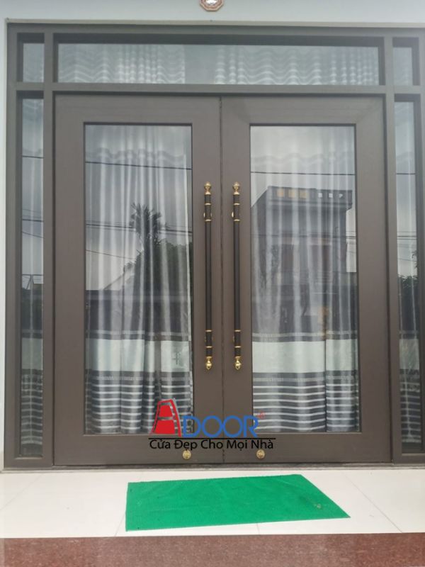 Mẫu cửa nhôm kính thủy lực Adoor sử dụng kính cường lực trong suốt tạo không gian mở, hiện đại