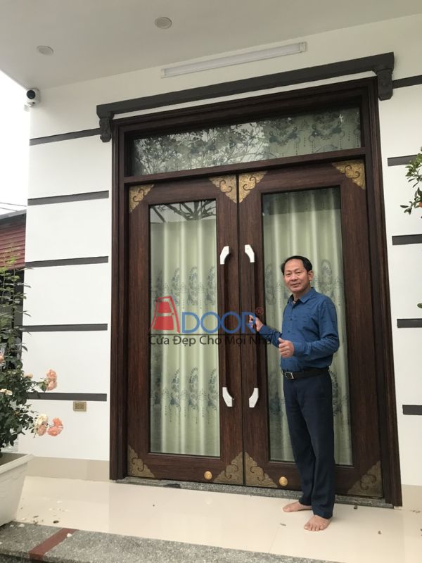 Khách hàng chụp ảnh cùng công trình vừa lắp đặt
