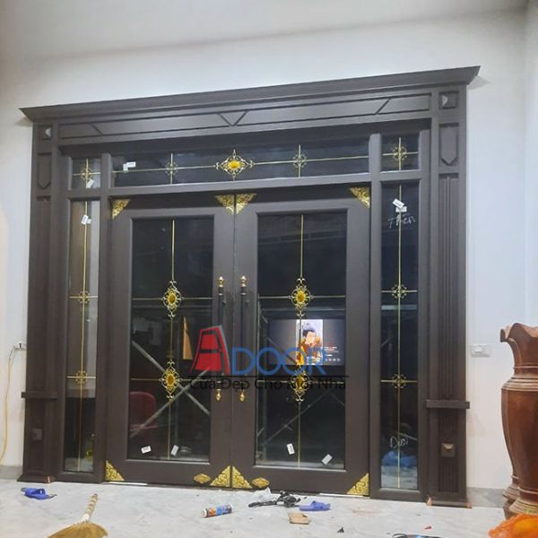 Mẫu cửa có phào trang trí phù hợp biệt thự hoặc showroom cao cấp