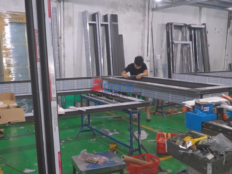 Nhân công kỹ thuật lắp ráp bản lề thủy lực và kiểm định chất lượng sản phẩm