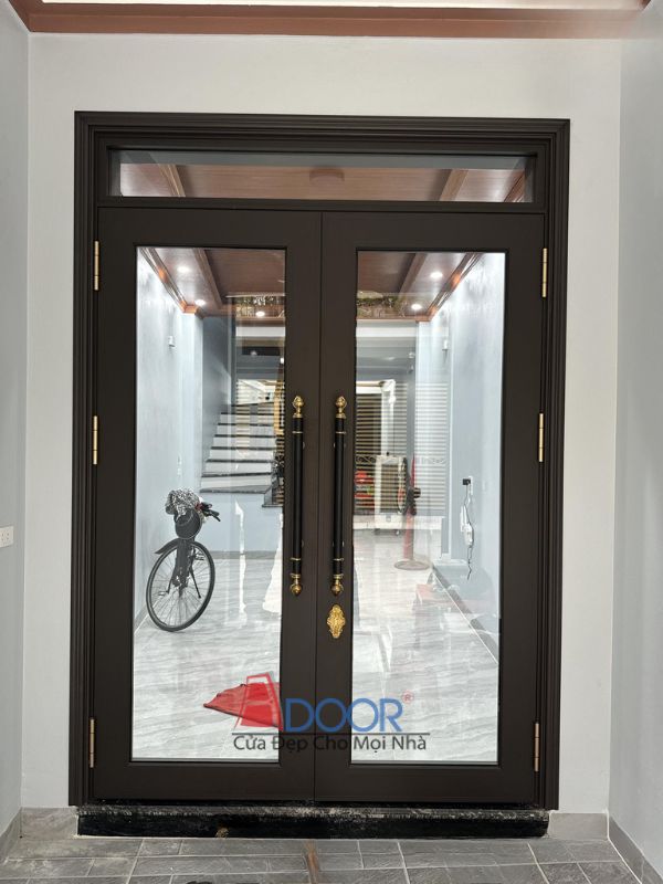 màu nâu trầm trên khung nhôm Adoor, tạo cảm giác gần gũi với gỗ tự nhiên nhưng vẫn đảm bảo độ bền