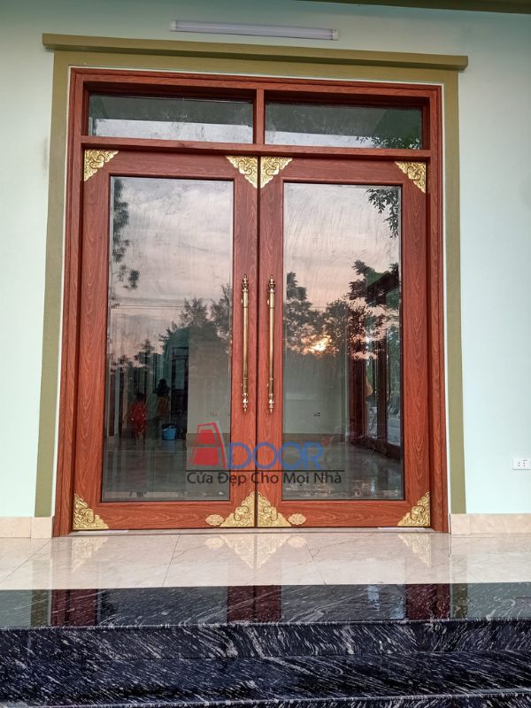 Cửa thủy lực màu vân gỗ phù hợp với những ai yêu thích sự mộc mạc nhưng vẫn sang trọng