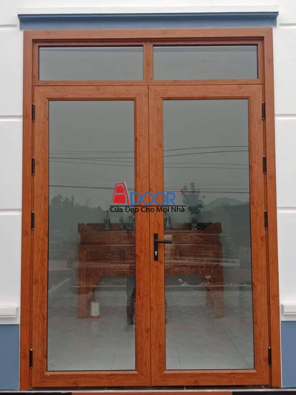Ấn tượng với cửa Xingfa 2 cánh mở quay màu giả gỗ vân nổi, phong cách tân cổ điển