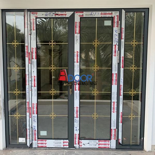 Cửa 2 cánh Xingfa mở quay với kính hộp nan đồng trang trí, tạo điểm nhấn cổ điển và sang trọng