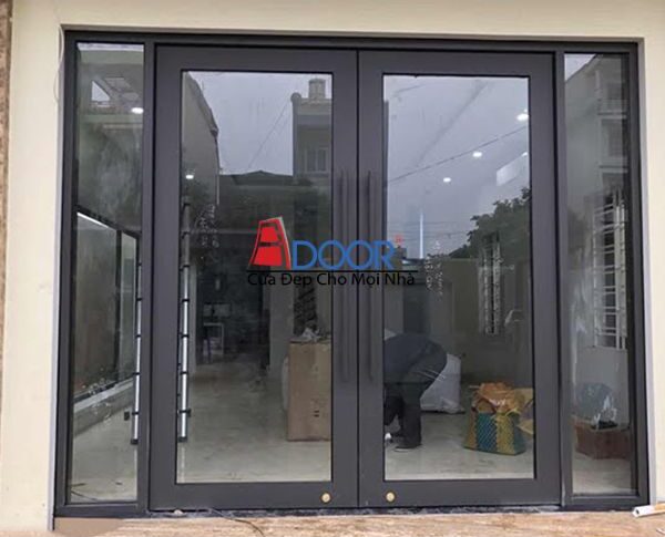Cửa nhôm Xingfa 2 cánh mở quay kết hợp vách kính cố định hai bên, tối đa hóa ánh sáng