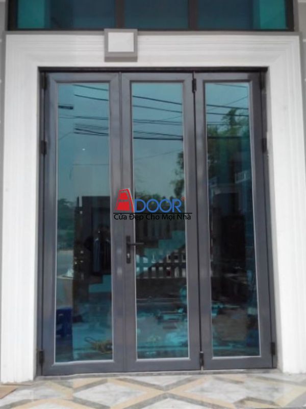 Cửa Xingfa phản quang 3 cánh giúp điều hòa ánh sáng và bảo vệ sự riêng tư từ bên ngoài
