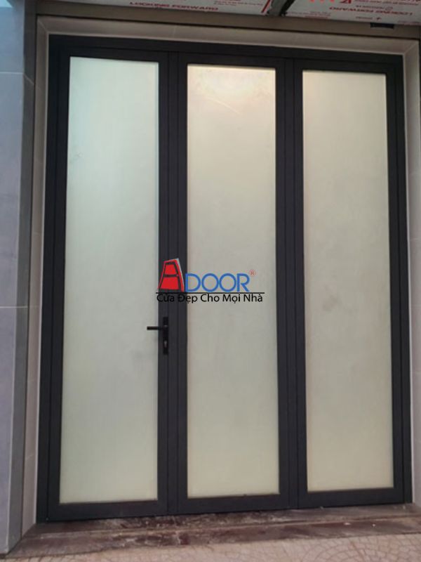 Cửa nhôm Xingfa mở quay kết hợp kính mờ, đảm bảo sự riêng tư tối đa
