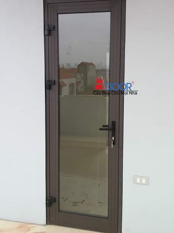 Cửa chính nhôm Xingfa 1 cánh hiện đại, màu sắc sang trọng, tạo điểm nhấn cho mặt tiền