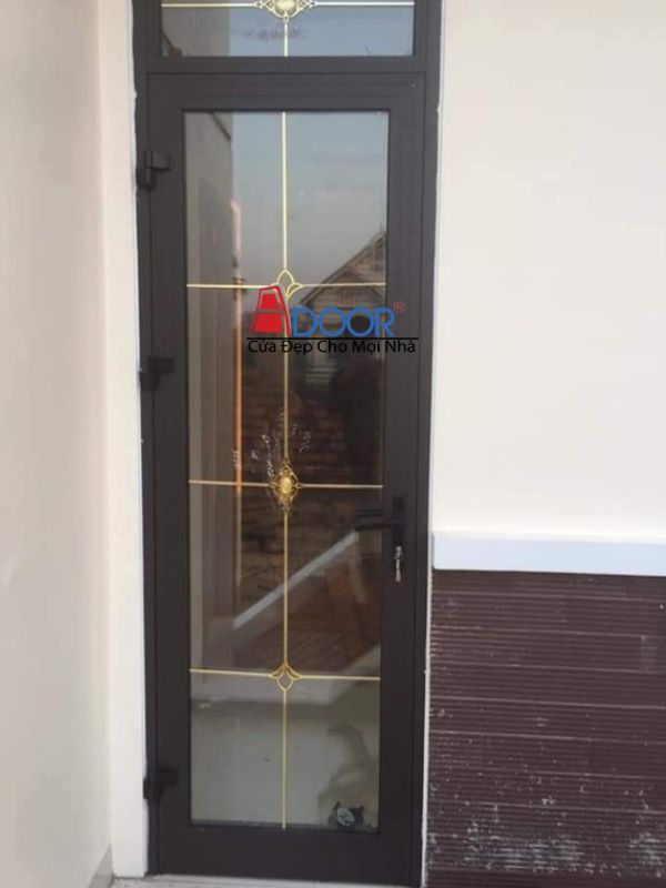 Cửa đi nhôm Xingfa 1 cánh mở quay được trang trí nan đồng, tạo điểm nhấn sang trọng