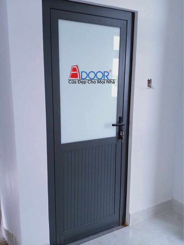 Cửa đi 1 cánh nhôm Xingfa mở quay, kết hợp pano và kính, mang lại sự riêng tư