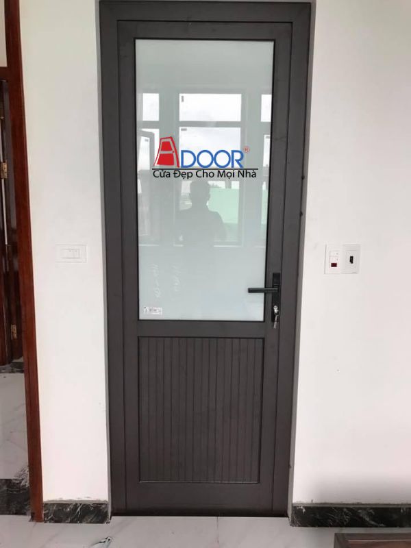 Cửa nhôm Xingfa 1 cánh, thiết kế pano dưới và kính trên, tạo sự hài hòa và độc đáo