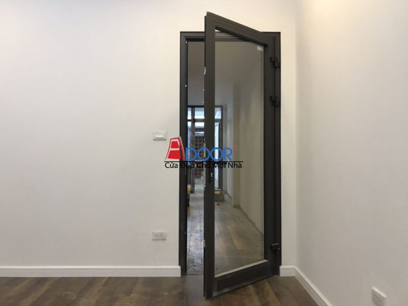 Cửa đi Xingfa 1 cánh toàn kính thiết kế sang trọng giúp tối ưu ánh sáng tự nhiên và mở rộng tầm nhìn