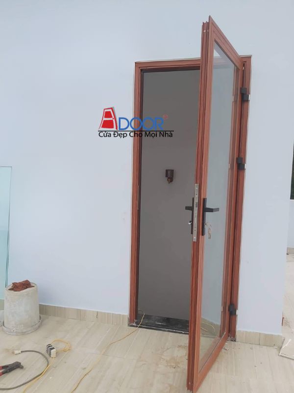 Cửa nhôm Xingfa 1 cánh vân gỗ, mang đến vẻ đẹp ấm cúng và sang trọng như gỗ tự nhiên