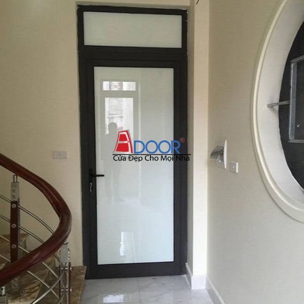 Cửa đi nhôm Xingfa 1 cánh mở quay với khung màu đen cá tính kết hợp kính mờ, tạo sự riêng tư mà vẫn đảm bảo tính thẩm mỹ