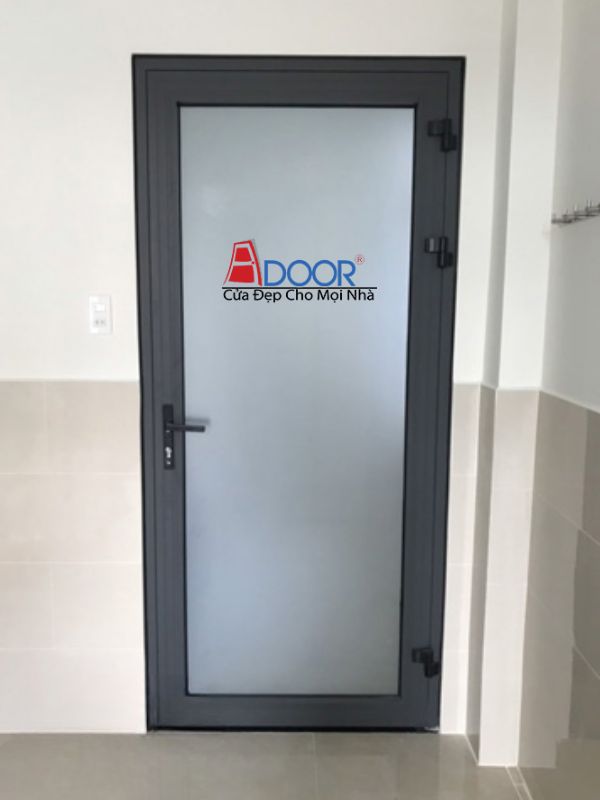 Cửa đi nhôm Xingfa 1 cánh khung đen, kính mờ, đảm bảo sự riêng tư