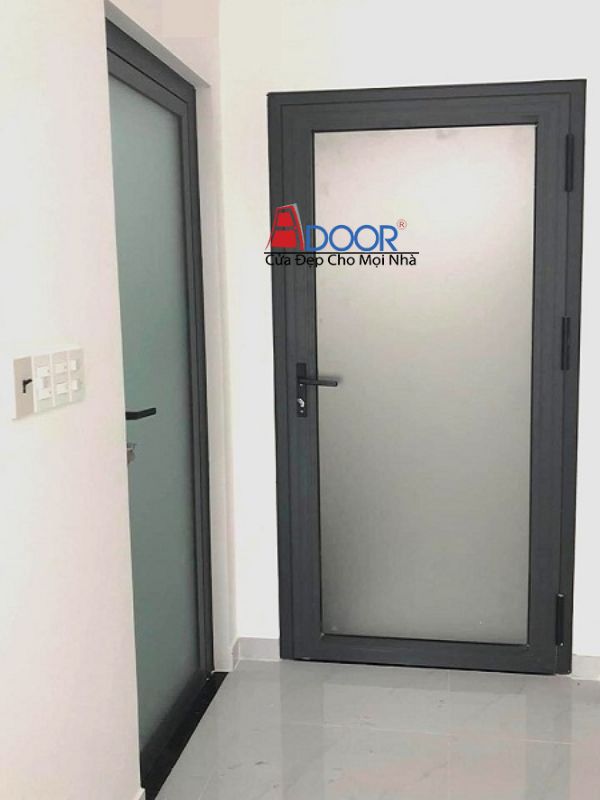 Cửa nhôm Xingfa 1 cánh mở quay, khung đen mạnh mẽ kết hợp kính mờ tinh tế