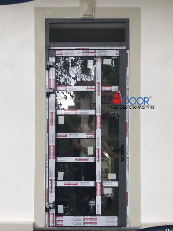 Cửa đi 1 cánh nhôm Xingfa với nan trang trí, tạo điểm nhấn nghệ thuật và độc đáo