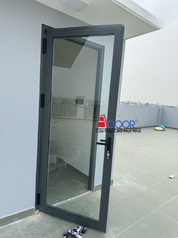 Cửa nhôm Xingfa 1 cánh mở quay ra ban công, thiết kế hiện đại, tối ưu ánh sáng