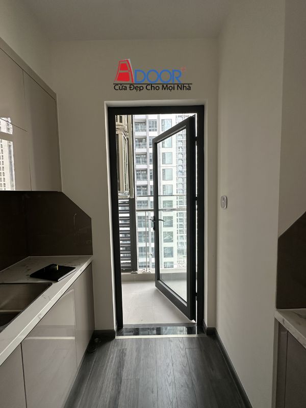 Cửa đi ban công 1 cánh nhôm Xingfa, kính trong suốt, giúp mở rộng tầm nhìn ra bên ngoài