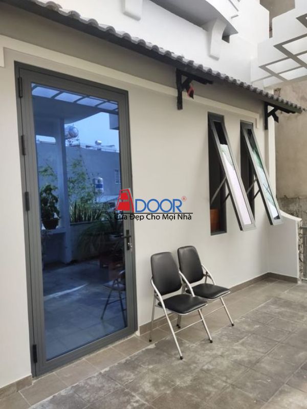 Cửa nhôm Xingfa 1 cánh kính phản quang, là lựa chọn hoàn hảo cho ban công hướng nắng