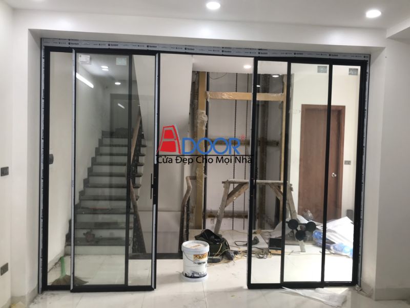 Cửa trượt 4 cánh phù hợp với biệt thự hoặc phòng khách lớn, giúp mở rộng tầm nhìn