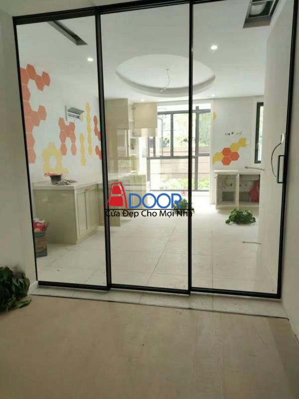 Cửa lùa nhôm hệ slim Adoor được lắp đặt tại không gian phòng khách lớn