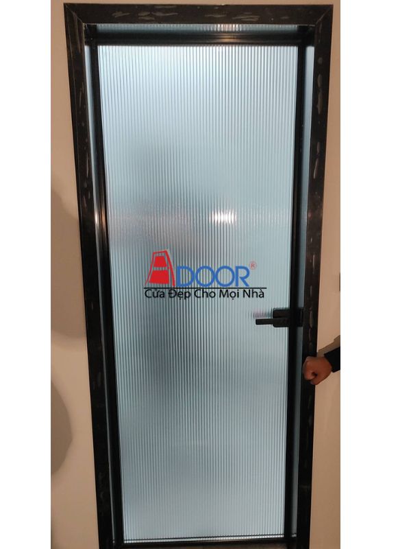 Mẫu cửa mở quay khung slim thanh mảnh, mang phong cách hiện đại cho nhà phố