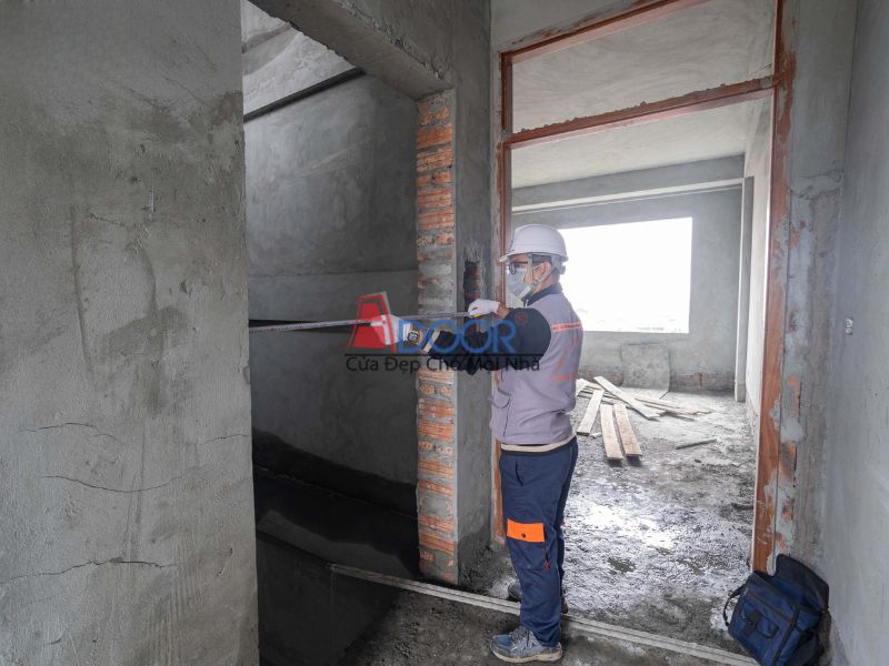 Đội ngũ kỹ thuật Adoor thực hiện khảo sát chi tiết và đo đạc chính xác tại công trình ở Đà Lạt