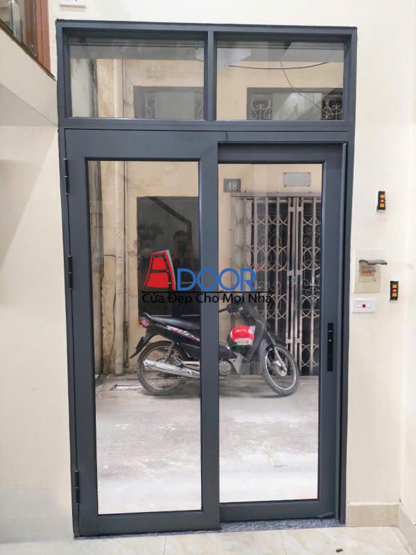 Mẫu cửa trượt quay 2 cánh Adoor lắp đặt tại lối ra vào, tạo không gian mở rộng tối đa