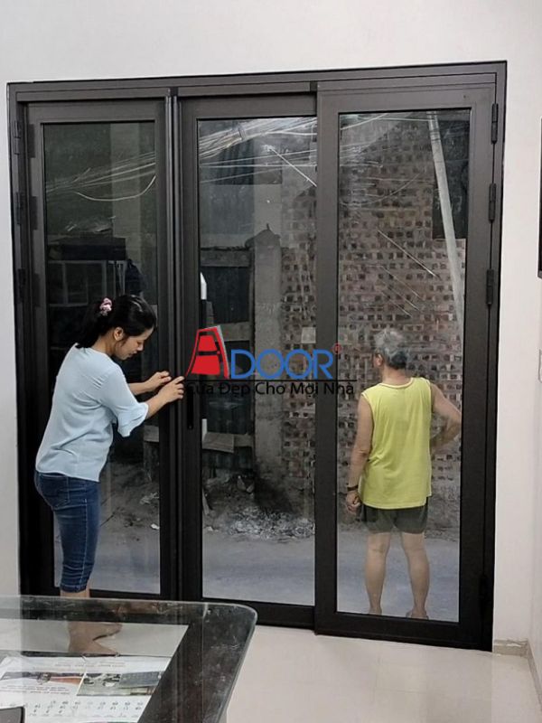 Cửa nhôm Adoor trượt quay 3 cánh lắp đặt cho phòng khách hoặc khu vực có diện tích lớn